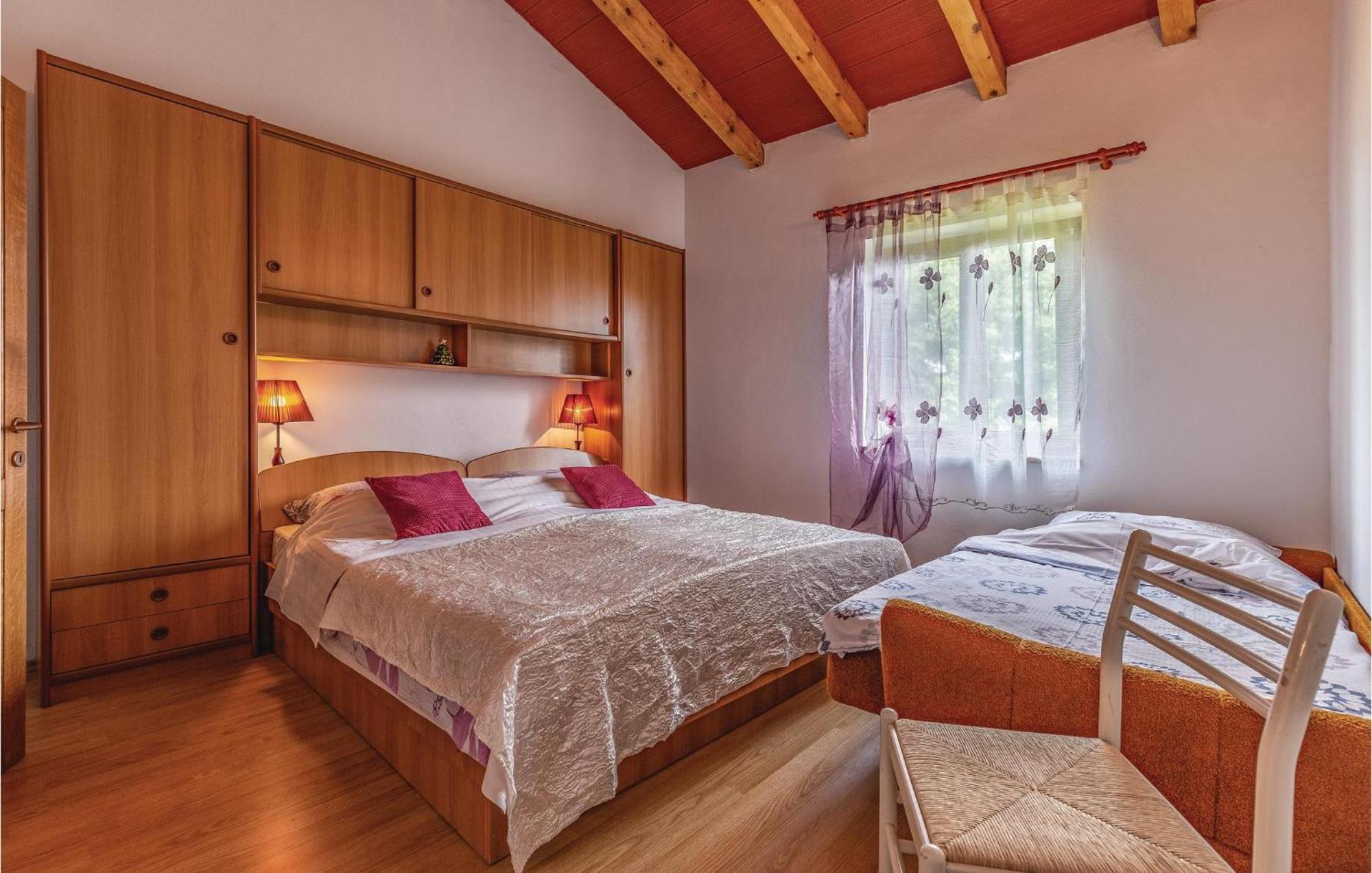 2 Bedroom Amazing Home In Rakotule Extérieur photo